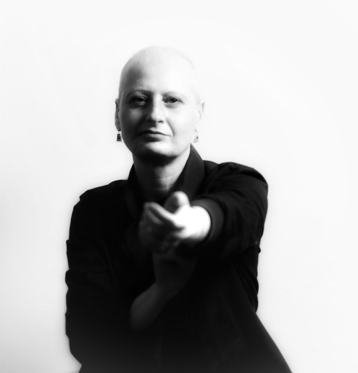 Ritratto con gesto verso la camera