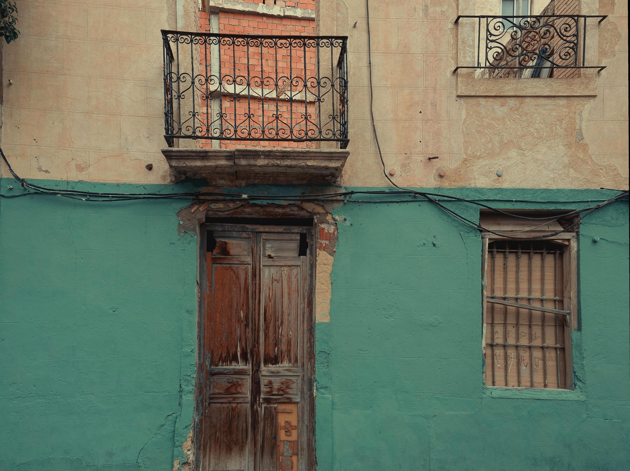 Facciata con porta e balcone