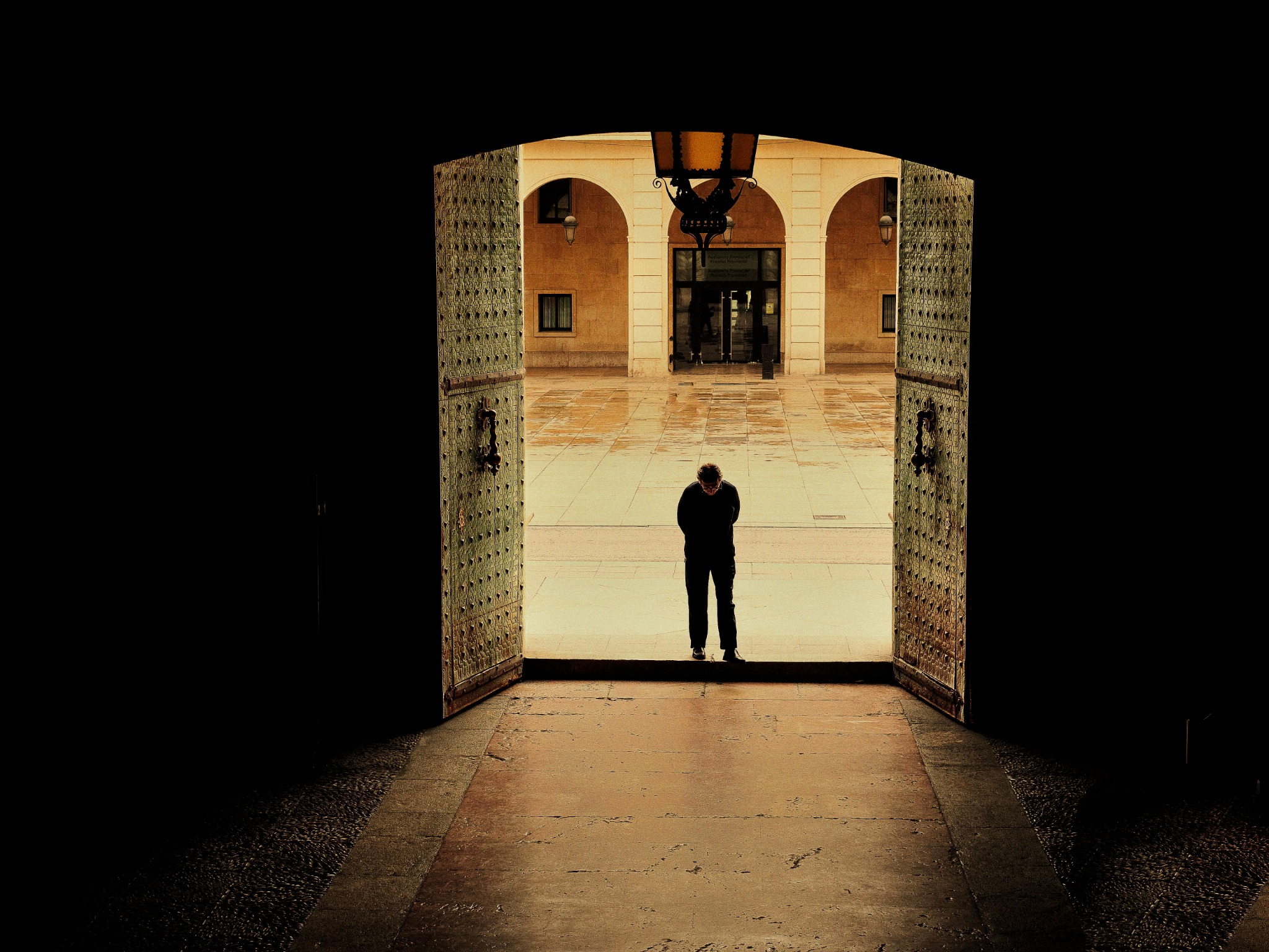 Figura sotto un portone