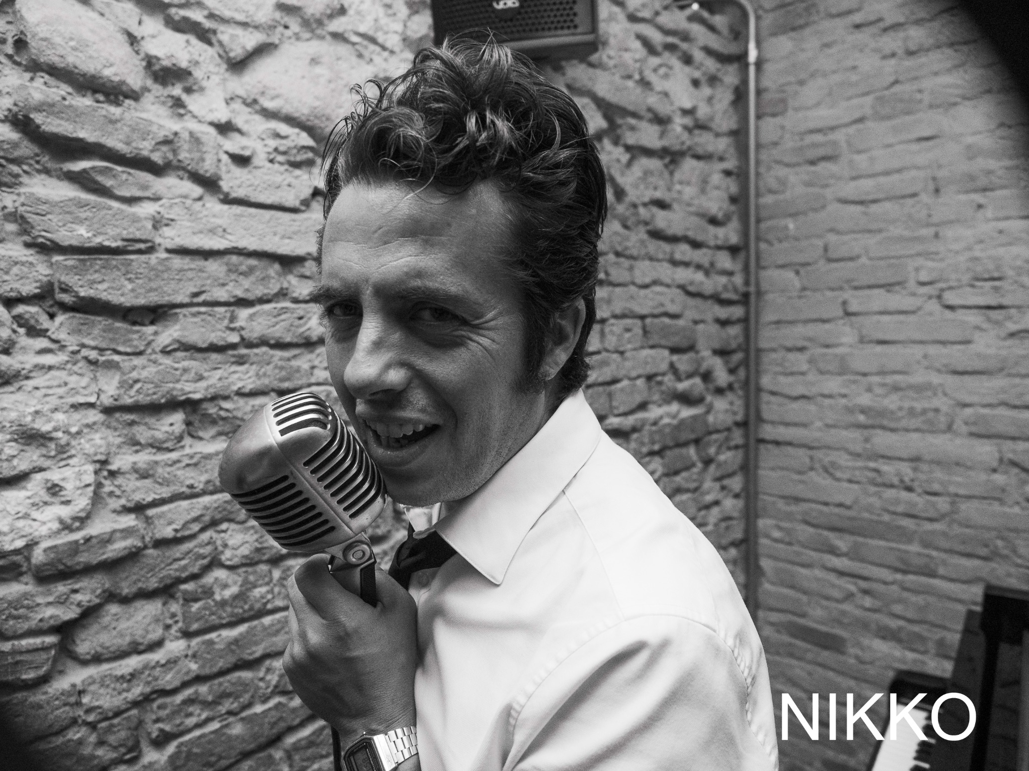 Ritratto in bianco e nero con microfono