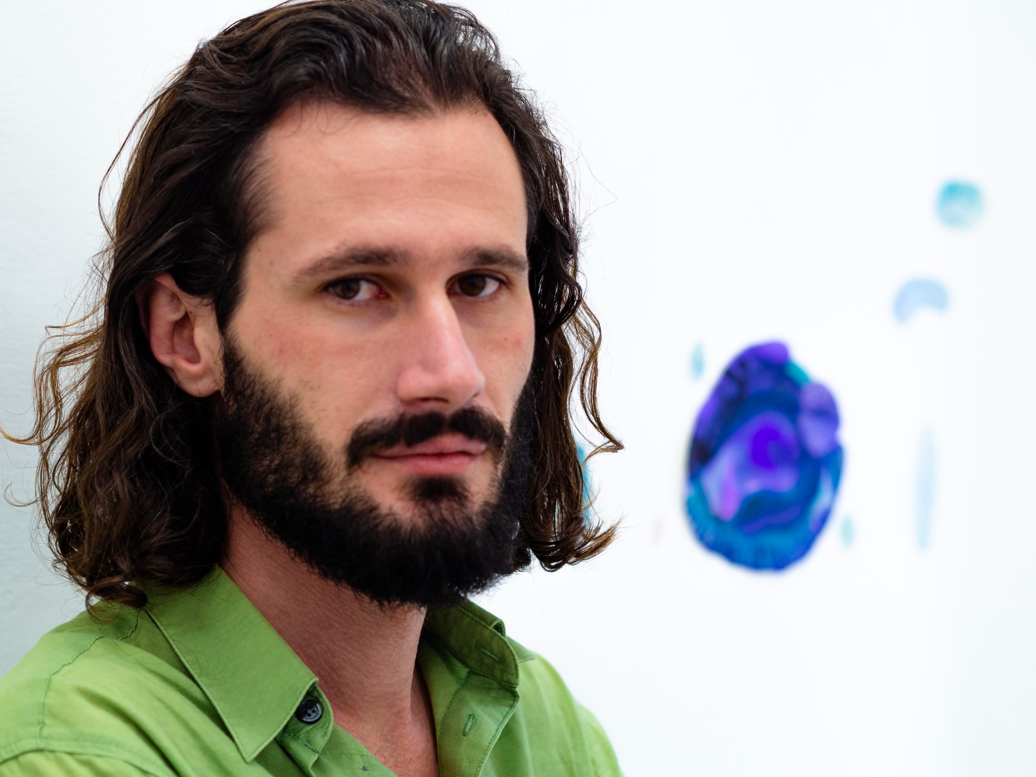 Ritratto maschile su fondo chiaro